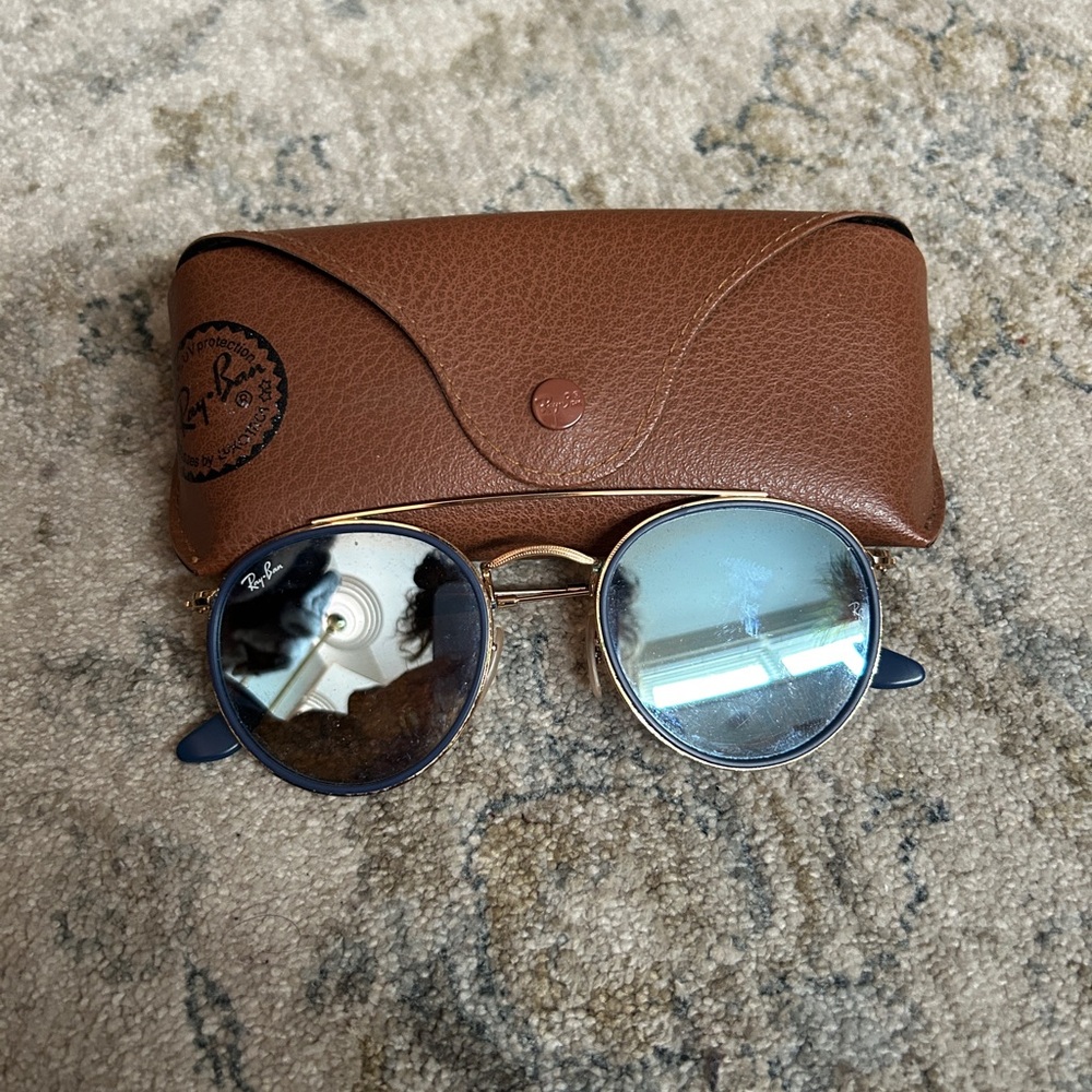Ray-Ban Round Sunglasses with Brown Case